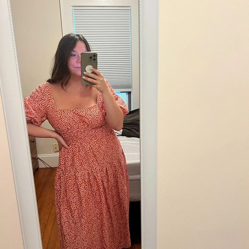 Elegant Red Patterned Dress - Picture 4 of 5